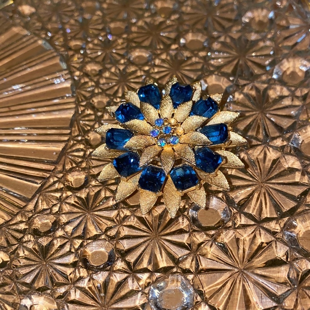 Vintage Lisner gold tone brooch